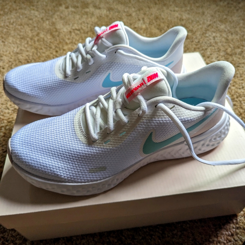 Perfect for Spring ! Nike Revolution running shoes